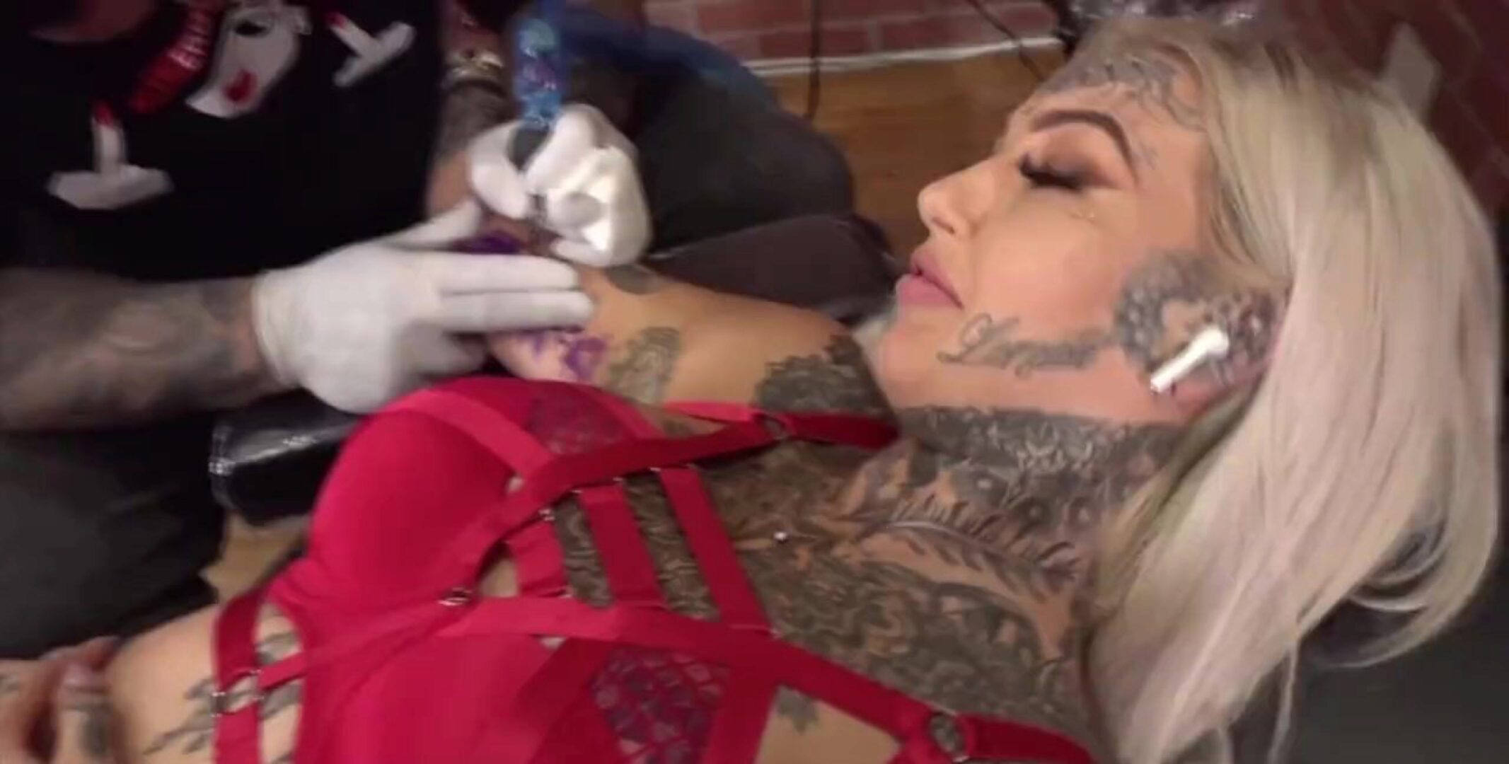 Inked cutie makes lover to her man until she cums